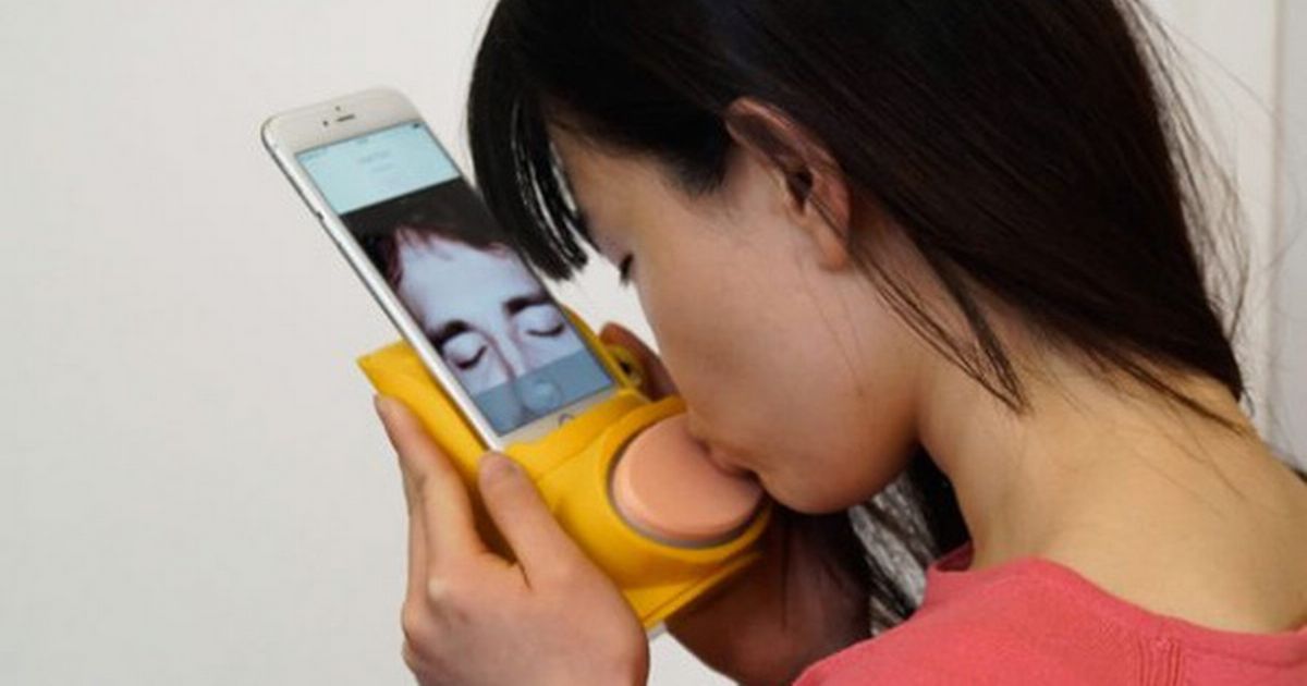 Smartphone baru yang bisa merasakan ciuman pasangan