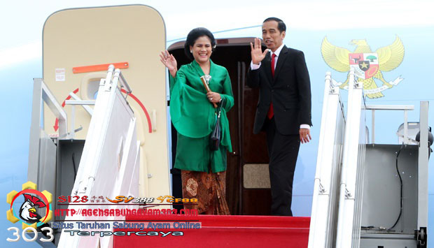 Presiden Jokowi dapat hadiah ayam jago dari warga Sragen